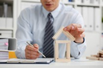 如何认识房地产信托的定义？其运作模式有哪些特点？
