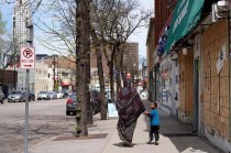 涉案金额超10亿美元！特大社会福利诈骗案震惊全美，已有61人被定罪，特朗普借机发动政治攻势