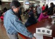 如何理解场外期权券商的作用？这种作用如何影响市场格局？