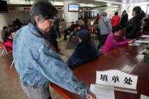 如何理解场外期权券商的作用？这种作用如何影响市场格局？