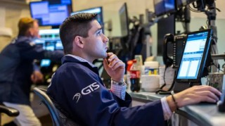 收盘：美股收高道指涨逾500点 原油连续第二日重挫