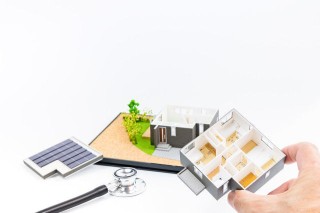 如何评估期权实盘的操作效果？这种操作效果如何进行优化和改进？