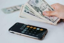 如何区分不同行业类别？新材料行业在金融领域有何特点？