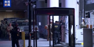 警方开枪！洛杉矶乱了，催泪瓦斯、震爆弹和橡皮子弹齐发，新华社记者也被击中！特朗普强硬表态：解放洛杉矶