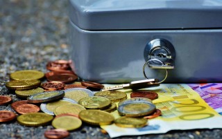 如何分析黄金市场的价格波动？这种价格波动如何影响投资心态？