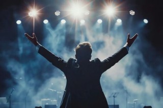 新易盛市值4200亿元，中专生如何逆袭为百亿富豪？