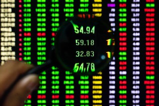 股票散户的定义和特点是什么？这些定义和特点对股市有何影响？