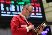 早盘：美股继续走低 道指跌逾500点