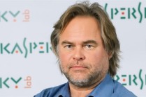 如何理解主动离职后领取失业金的流程？这种流程有哪些限制条件？