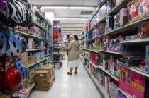 “叠叠乐”般的美国经济岌岌可危 底层民众的美国梦愈发遥不可及