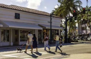 “叠叠乐”般的美国经济岌岌可危 底层民众的美国梦愈发遥不可及