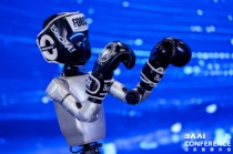 宇树科技王兴兴带着格斗比赛冠军来了