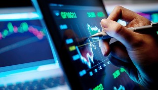 卖出跨式期权组合策略如何制定？策略实施有哪些要点？