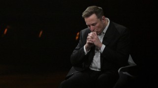 特斯拉股价收涨超3%：特朗普无意沟通，马斯克父亲劝儿子低头