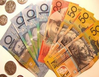 如何分析买入一张看跌期权的策略？此策略有何风险收益特征？