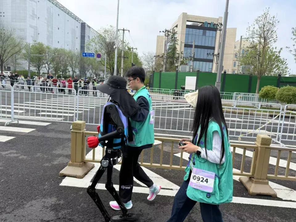 第五名！续航第一！河南战队出征全球首场人形机器人半马  第1张