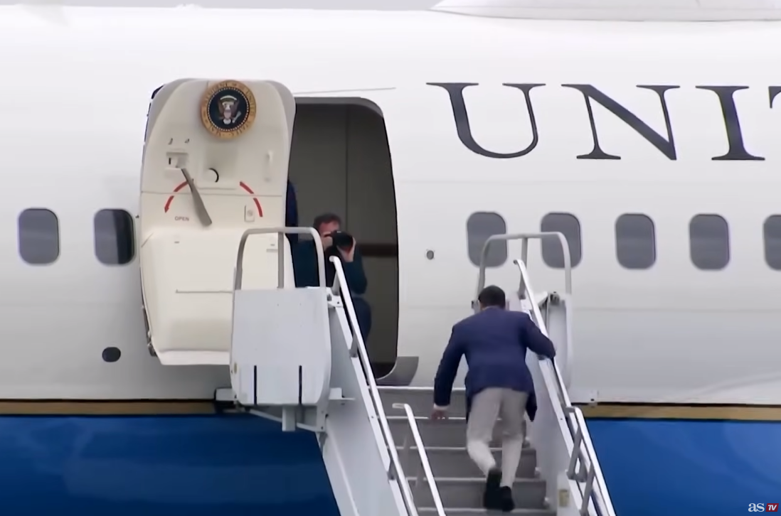 美媒曝光画面：特朗普和鲁比奥先后登机，双双险些跌倒  第2张