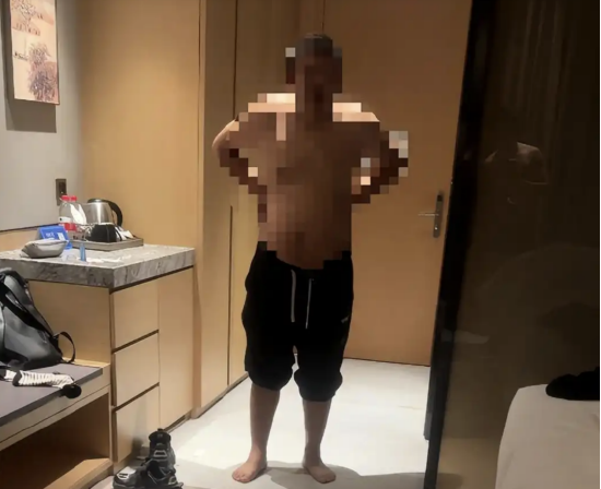 给错房卡? 赤身大汉夜闯客房吓坏夫妻,希尔顿酒店回应:会赔偿  第1张 给错房卡? 赤身大汉夜闯客房吓坏夫妻,希尔顿酒店回应:会赔偿  第1张