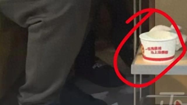 事发海底捞!一家长用纸碗接小孩尿后放餐车,被邻桌投诉“一股味”  第1张 事发海底捞!一家长用纸碗接小孩尿后放餐车,被邻桌投诉“一股味”  第1张