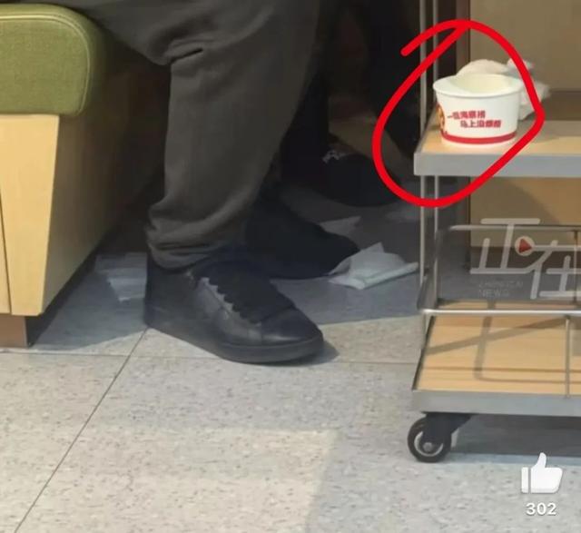 事发海底捞!一家长用纸碗接小孩尿后放餐车,被邻桌投诉“一股味”  第2张 事发海底捞!一家长用纸碗接小孩尿后放餐车,被邻桌投诉“一股味”  第2张